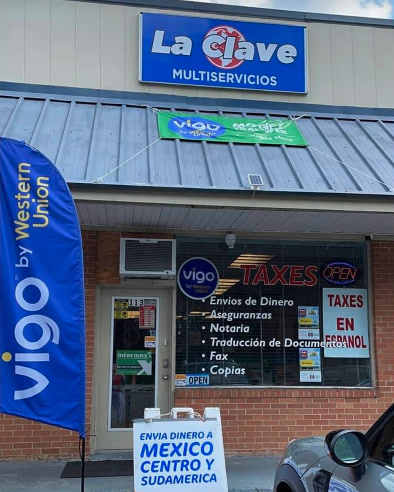 Fachada de La Clave Multiservicios, con su letrero azul, en la plaza de Mableton Pkwy